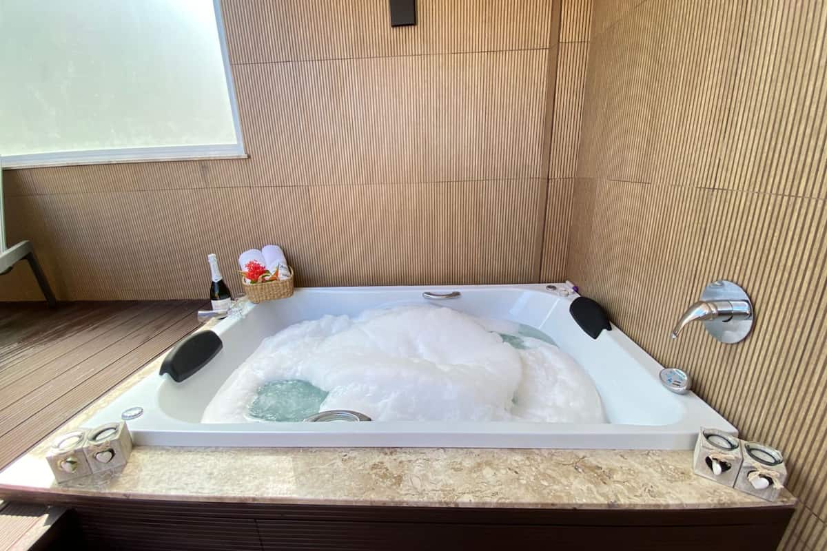 Deluxe-Zimmer, 1 Schlafzimmer, Whirlpool, zum Innenhof hin | Whirlwanne