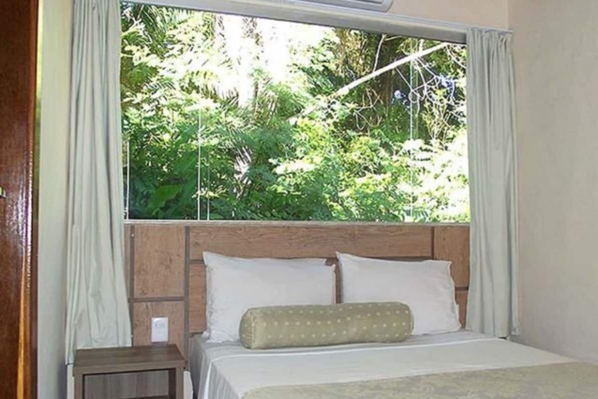 Frigobar, cofres nos quartos, escrivaninha, cortinas blackout