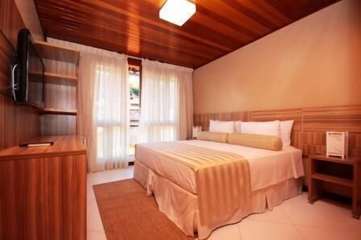 Minibar, caja fuerte, escritorio y cortinas opacas