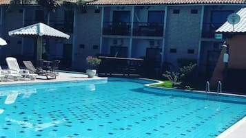 Piscina all'aperto, ombrelloni da piscina, lettini