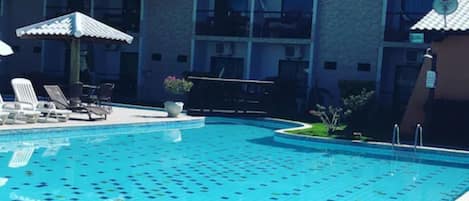 Außenpool, Sonnenschirme, Liegestühle