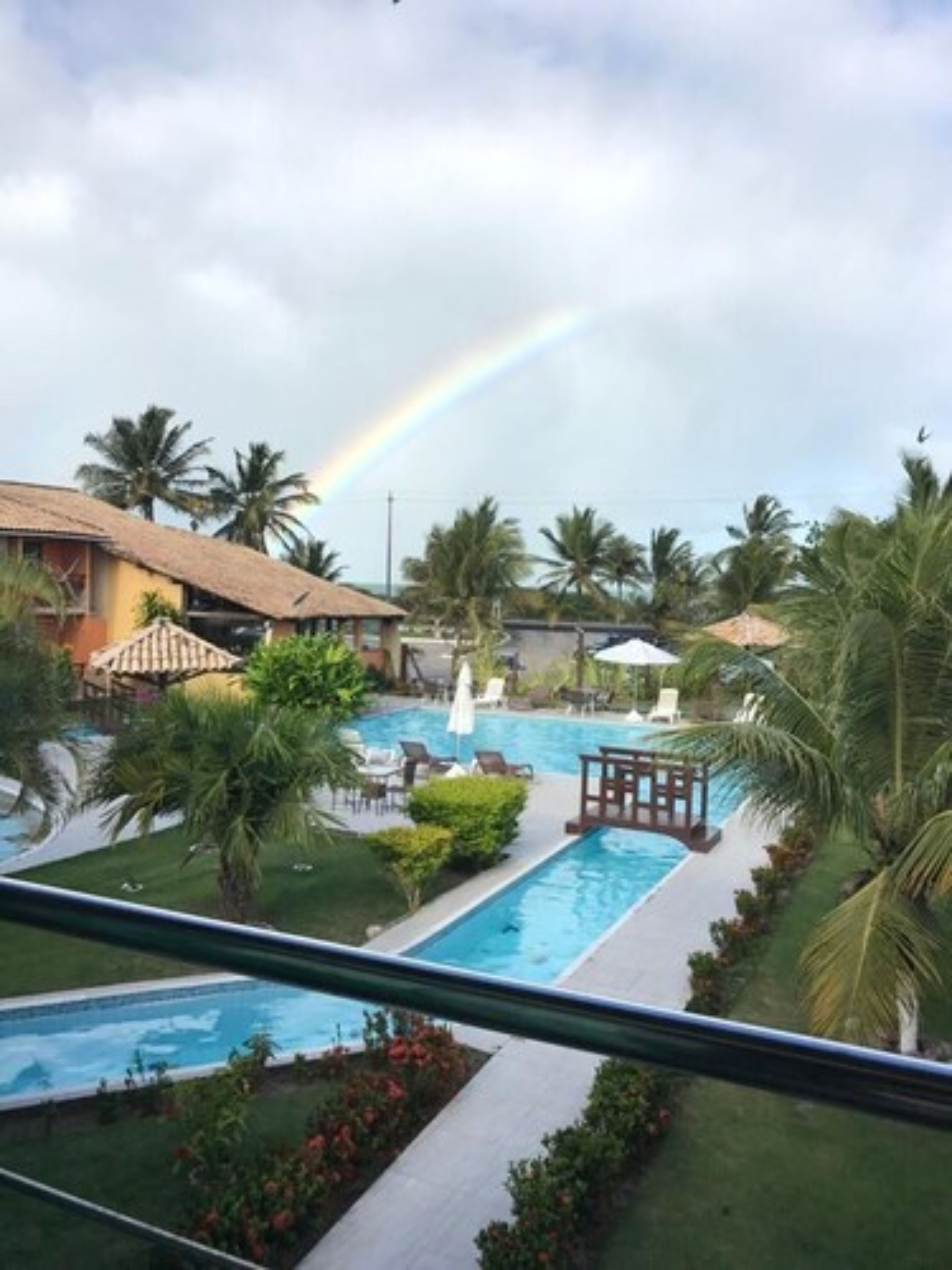 Een buitenzwembad, parasols voor strand/zwembad
