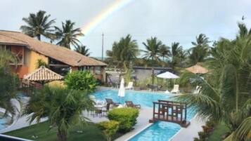 Piscina externa, guarda-sóis, espreguiçadeiras