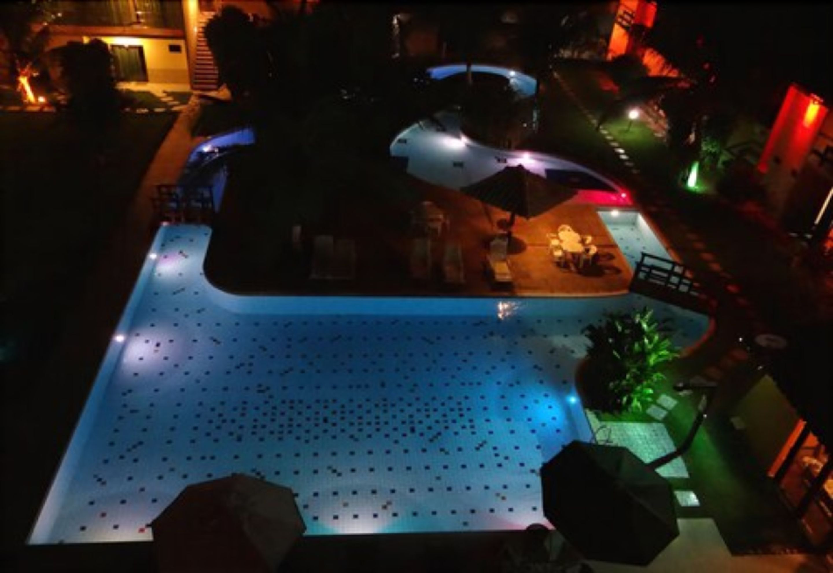 Piscina externa, guarda-sóis, espreguiçadeiras