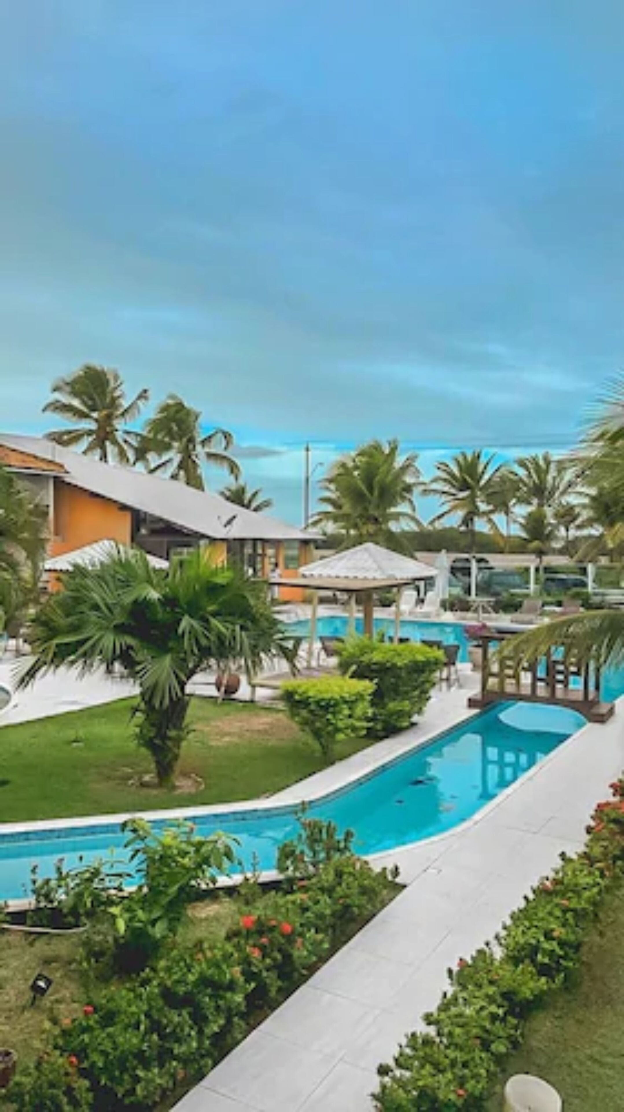 Utendørsbasseng, bassengparasoller og solsenger