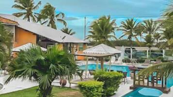 Piscina all'aperto, ombrelloni da piscina, lettini