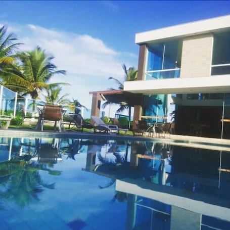 Piscina externa, guarda-sóis, espreguiçadeiras. Porto Bali Hotel