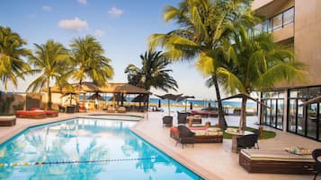 Piscine extérieure, parasols de plage, chaises longues