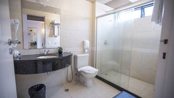 Une salle de bain moderne avec un lavabo, des toilettes et une douche à parois de verre.