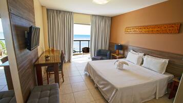 Minibar, caja de seguridad en la habitación y decoración personalizada