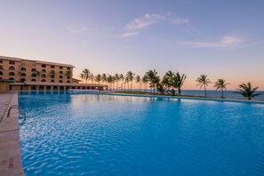Outdoor pool, sun loungers - GoldMen Coliseum Beach Hotel (Beberibe)