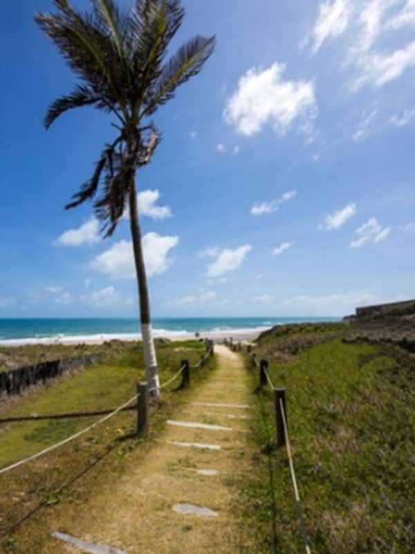 Na praia, areia branca, toalhas de praia