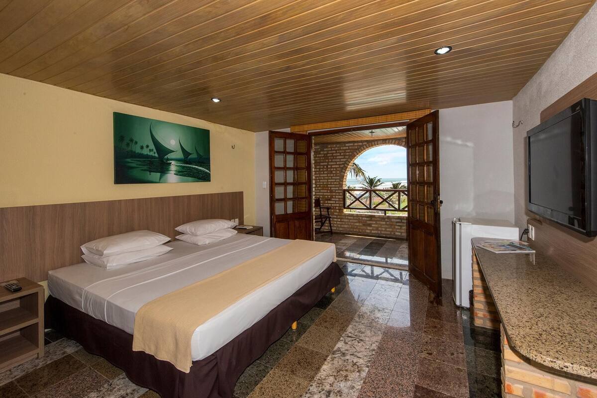 2 bedrooms, minibar, in-room safe, desk