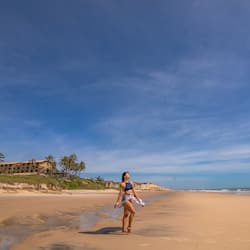 Na praia, areia branca, toalhas de praia