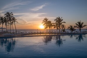 Outdoor pool, pool loungers
