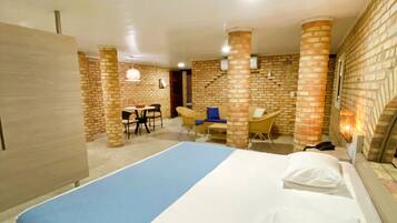 Suite, Sea View | In-room safe, free cribs/infant beds, bed sheets