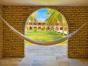 Departamento, vista al parque | Caja de seguridad en la habitación, cunas gratuitas y ropa de cama