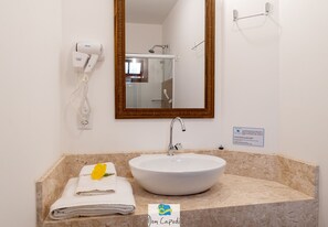 Premium-Zimmer | Badezimmer | Dusche, kostenlose Toilettenartikel, Haartrockner, Handtücher