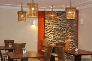 朝食 (ビュッフェ)、毎日提供 (無料)