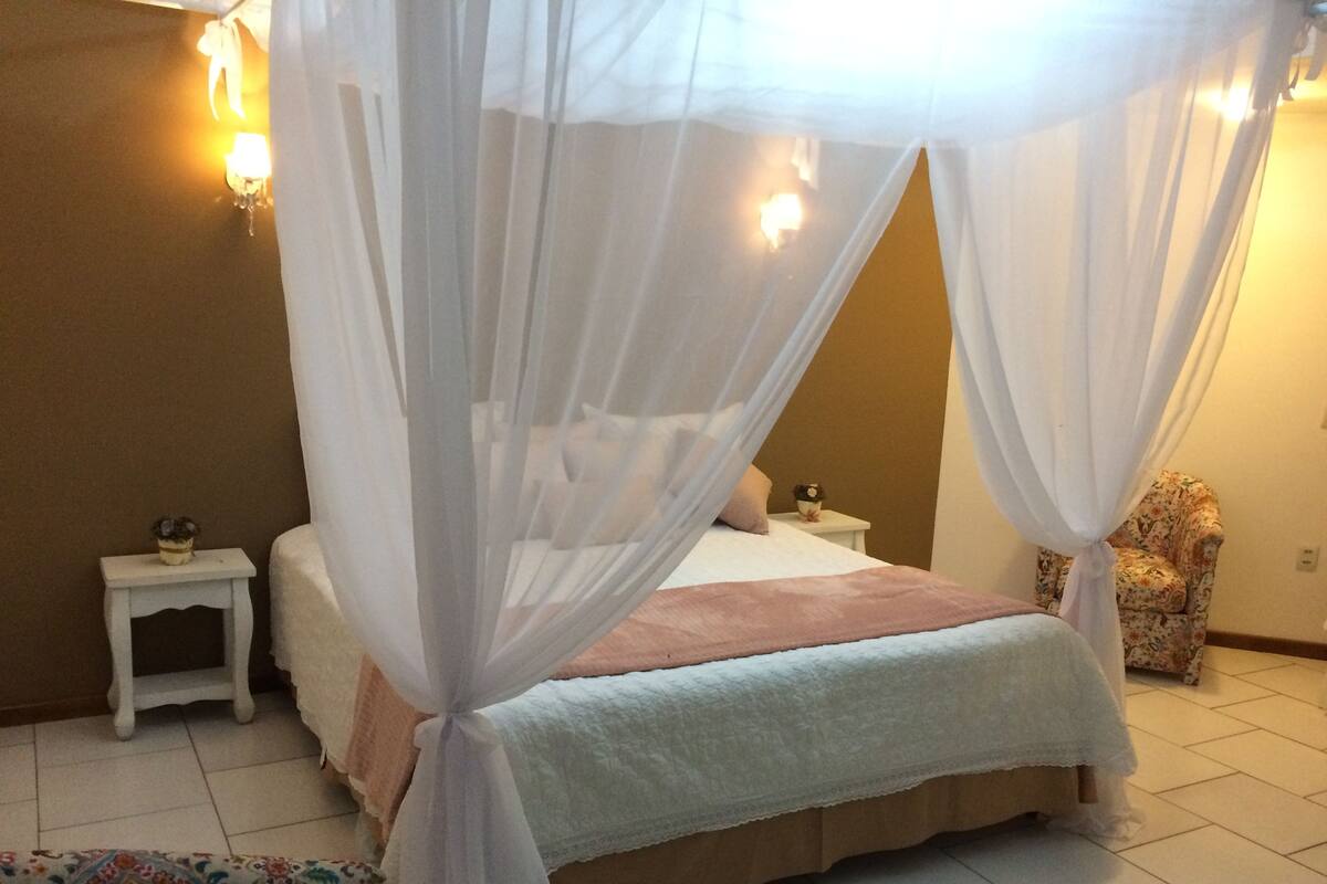 Romantic Twin Room | Minibar, blackout drapes, WiFi (free), bed sheets