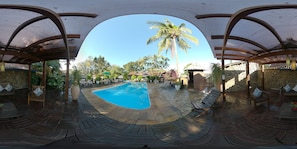 Piscina externa, guarda-sóis, espreguiçadeiras