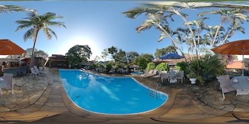 Piscina externa, guarda-sóis, espreguiçadeiras