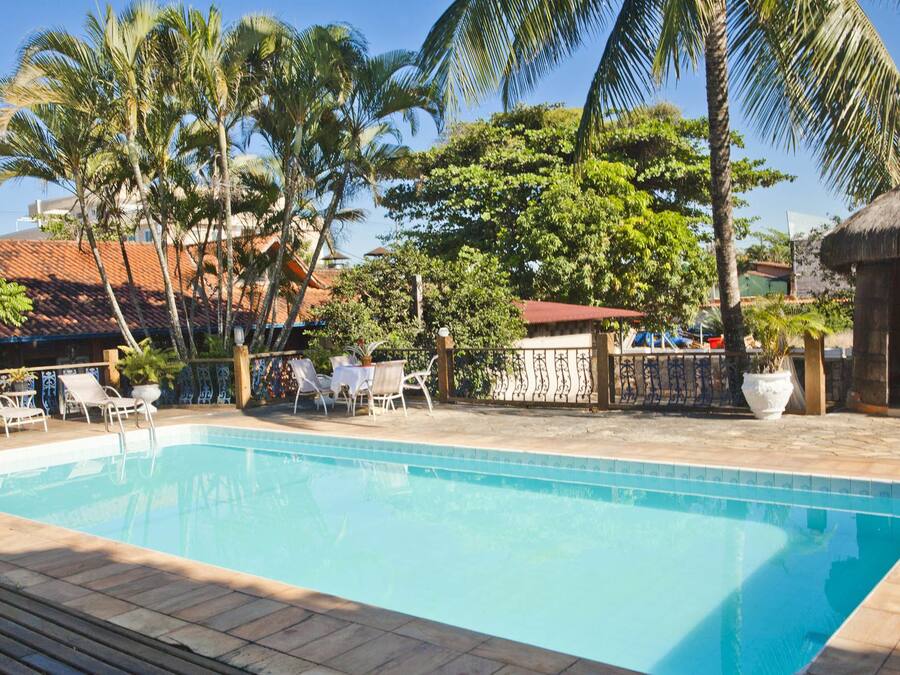 Piscina externa, guarda-sóis, espreguiçadeiras