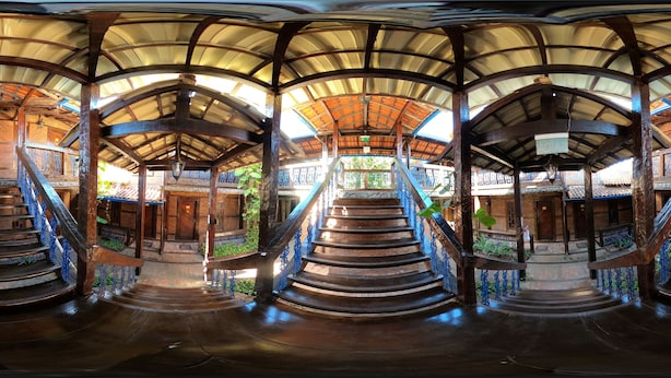 A multi-level wooden structure with a central staircase surrounded by railings, featuring a vaulted ceiling and natural light. - Quari Quara BY MN Hotéis (Rio das Ostras)
