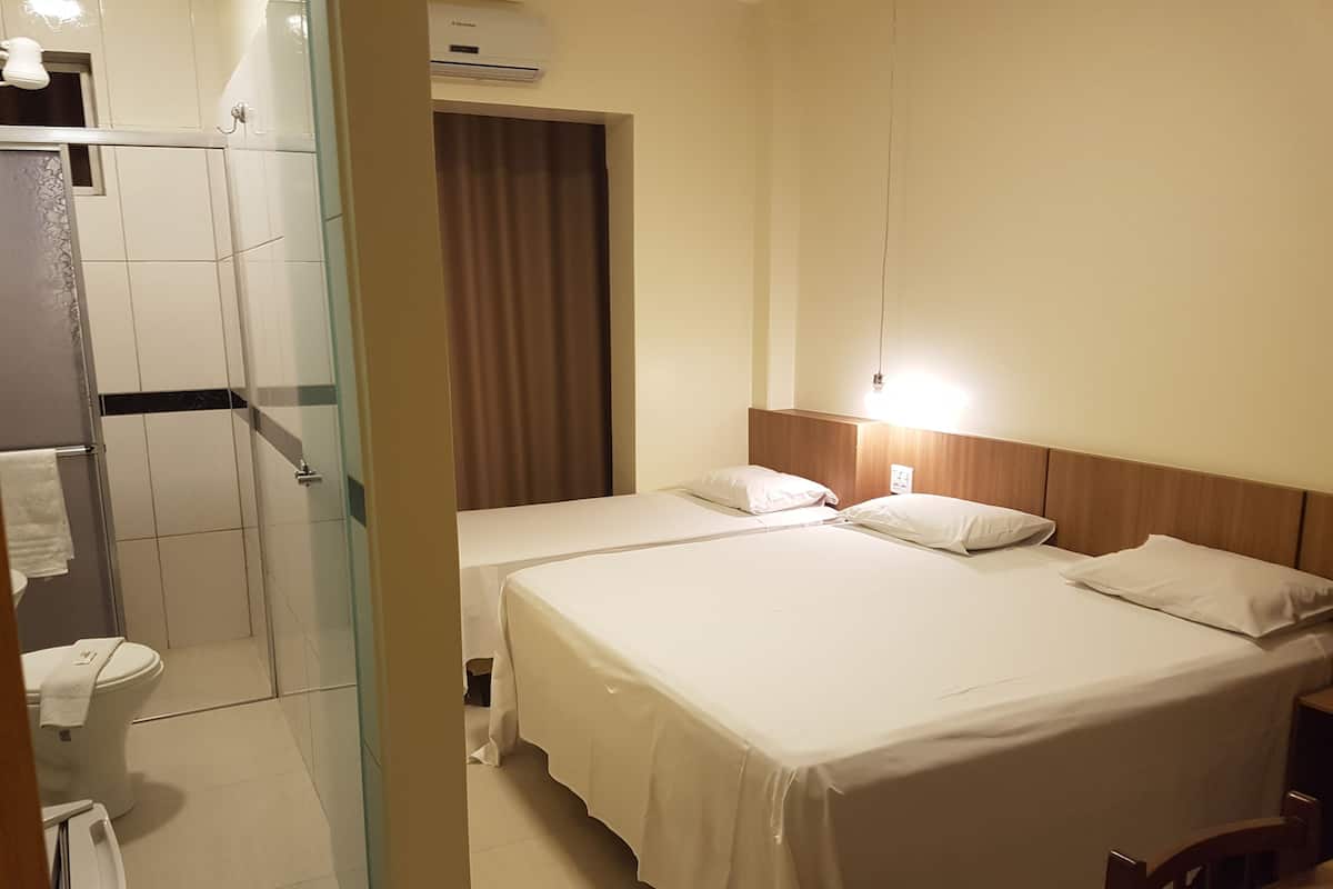 Standaard driepersoonskamer | Lakens van Egyptisch katoen, een minibar, een bureau, gratis wifi
