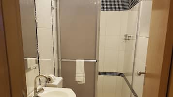 Standard Quadruple Room | Bathroom | Shower, towels