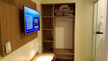 Roupas de cama de algodão egípcio, frigobar, escrivaninha