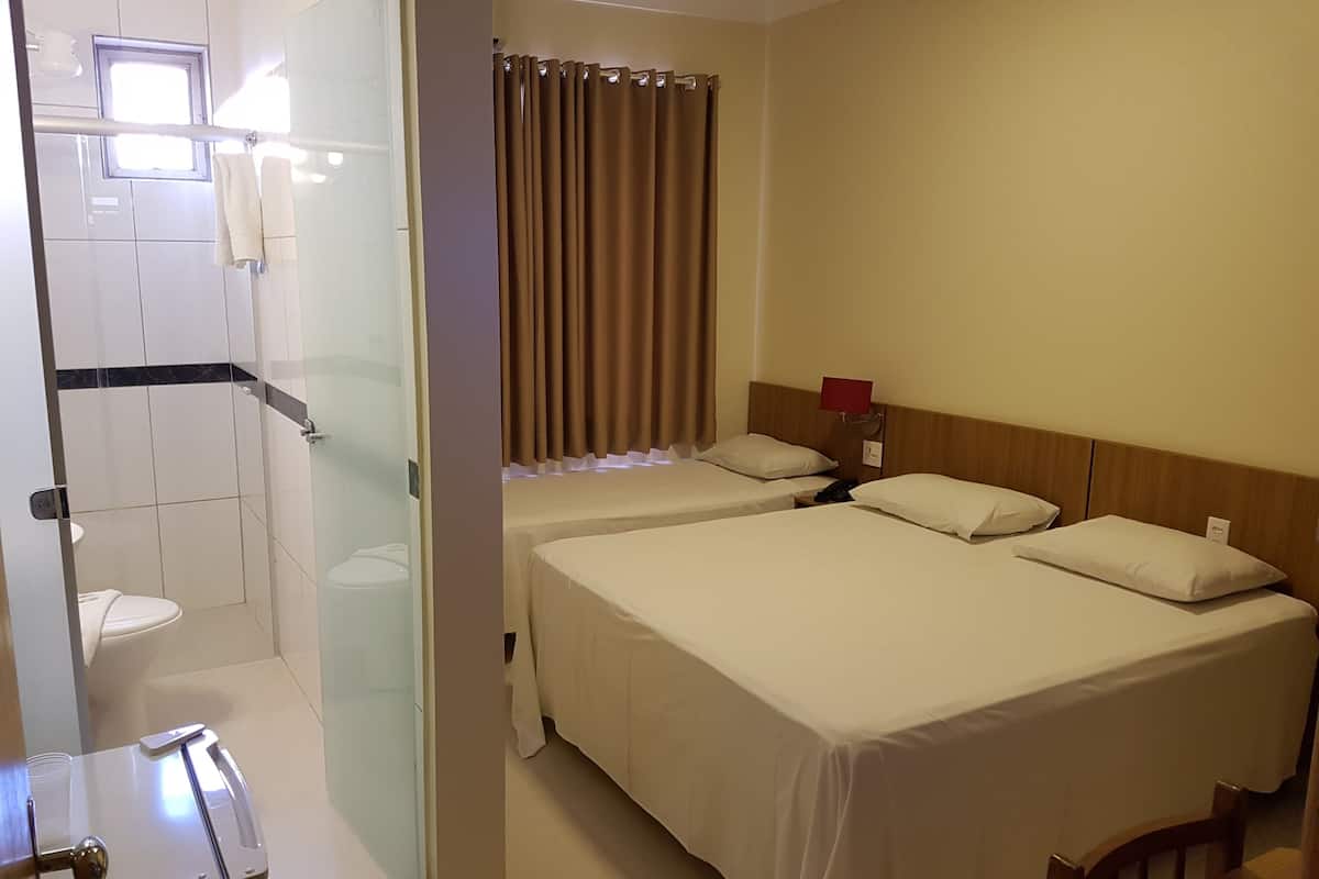 Standaard kamer, 1 twee- of 2 eenpersoonsbedden | Lakens van Egyptisch katoen, een minibar, een bureau, gratis wifi