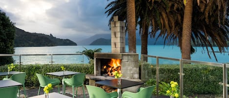 Breakfast and dinner served, alfresco dining