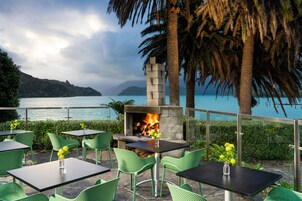 供应早餐和晚餐，室外就餐