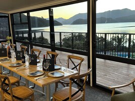 Breakfast and dinner served, al fresco dining 