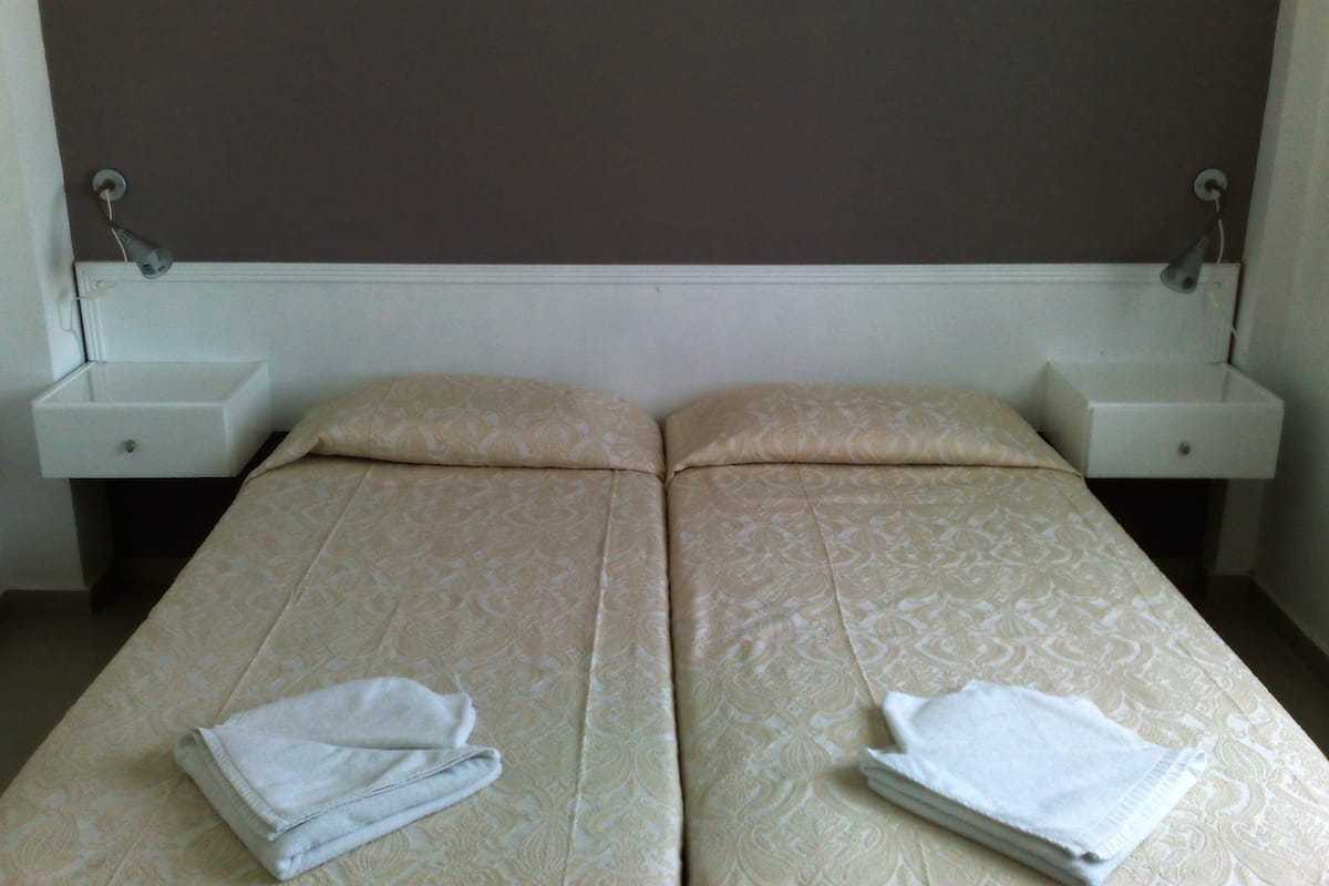 1 habitación, camas con pillow-top y tabla de planchar con plancha 