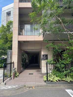A building entrance with a sign for 'Kure Take Inn Premium Hamamatsucho.' - Kuretake Inn Premium Hamamatsucho (Tokyo)
