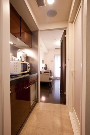 Kjøleskap, mikrobølgeovn og kaffetrakter/tekoker