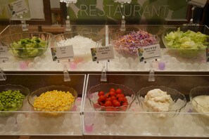 Petit déjeuner buffet (1200 JPY par personne)