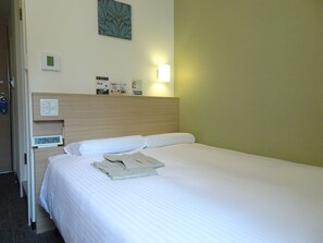 Desk, blackout curtains, iron/ironing board, free WiFi - Smile Hotel Tokyo Nihonbashi (Tokyo)