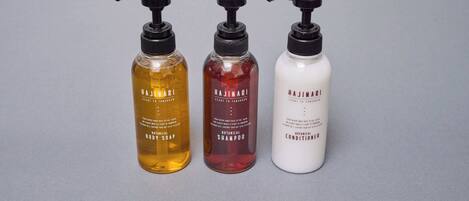 Tres botellas de productos de cuidado corporal Hajimari.