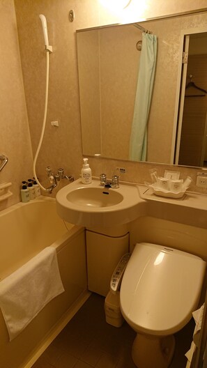 Combined shower/tub, free toiletries, hair dryer, slippers - Smile Hotel Tokyo Nihonbashi (Tokyo)