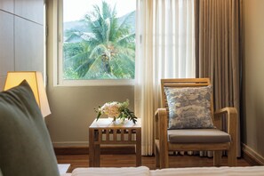 Superior Double or Twin Room with Pool View (Stair Access Only) | Bäddmadrasser, minibar, värdeförvaringsskåp på rummet och skrivbord