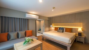 Rom – deluxe, bassengutsikt | Senger med overmadrass, minibar, safe på rommet og skrivebord