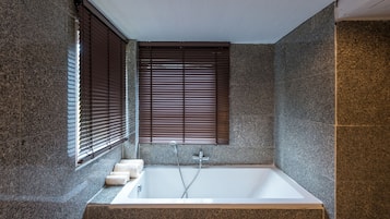 Quarto luxo, vista para a piscina | Banheiro | Chuveiro, secador de cabelo, toalhas de banho