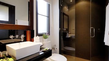Vila, 2 kamar tidur, kolam renang pribadi | Kamar mandi | Bathtub dan shower terpisah dan pancuran hujan