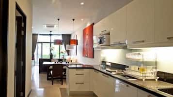 Refrigerador con freezer, microondas, lavavajillas, cafetera/tetera