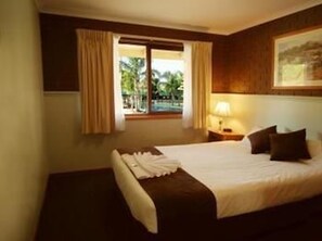 1 soverom, strykejern/-brett, barnesenger og sengetøy