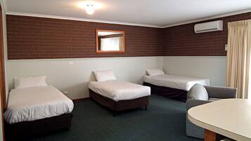 1 chambre, fer et planche à repasser, lits bébé (en supplément)