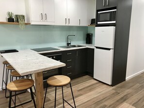 Microwave, stovetop, coffee/tea maker, electric kettle - Cobram Barooga Golf Resort (Barooga)